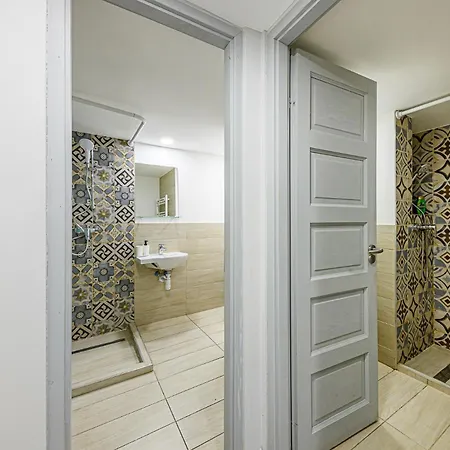 Westend Prime Location -huge 3 Bedroom With Ac アパート