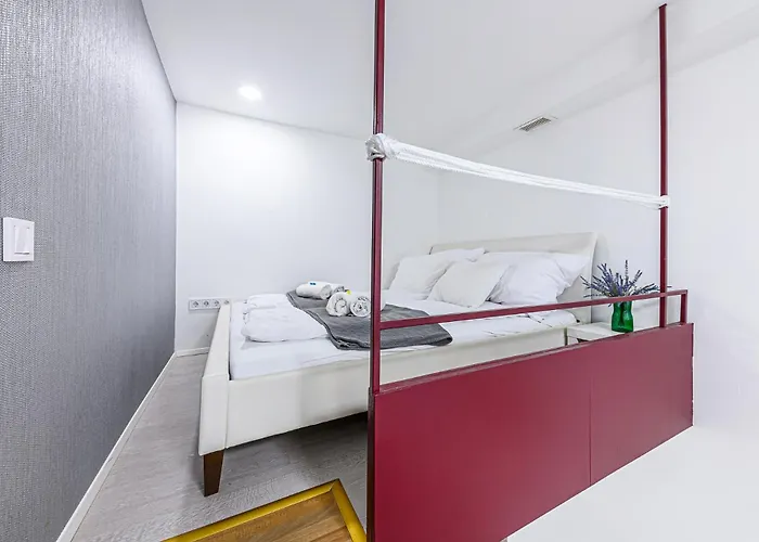 Westend Prime Location -central 3 Bedroom דירה *