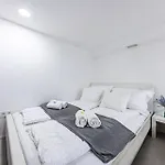 Westend Prime Location -huge 3 Bedroom With Ac