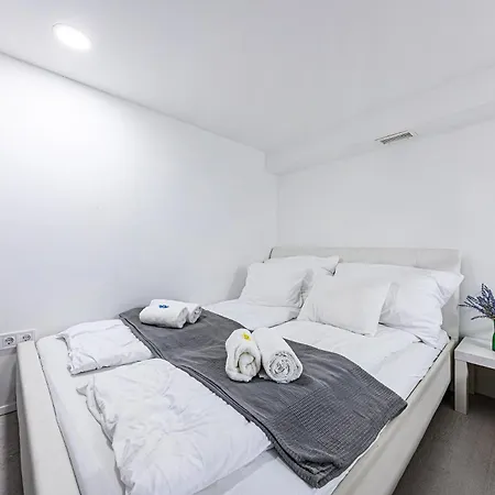 Westend Prime Location -huge 3 Bedroom With Ac