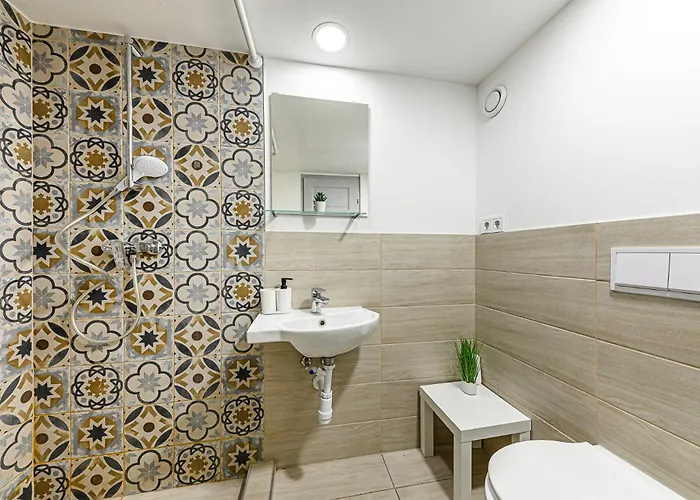 Westend Prime Location -central 3 Bedroom Appartement *